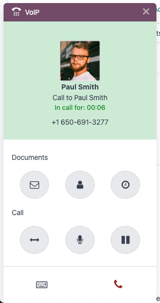 A VoIP widget megnyílt egy hívásra, megjelenítve a gyorselérési ikonokat, amelyekhez az értékesítő hozzáférhet.